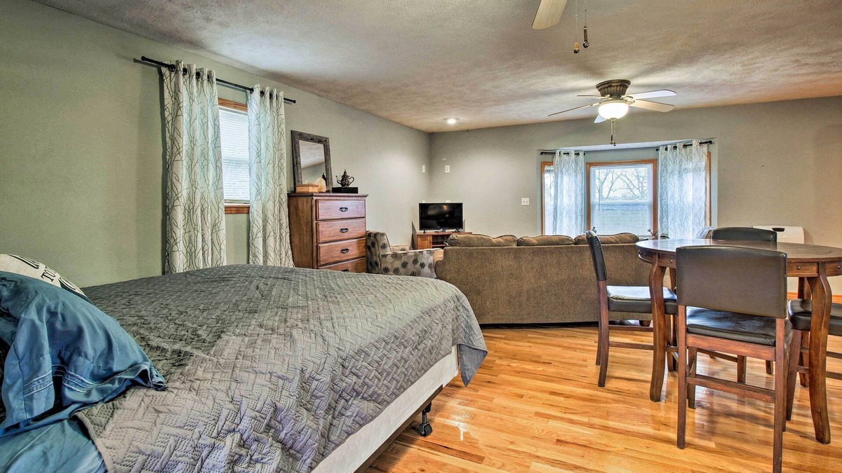 Umber View Heights Apartment | Stockton Lake Escape w/Kitchen, Half Mile to Lake