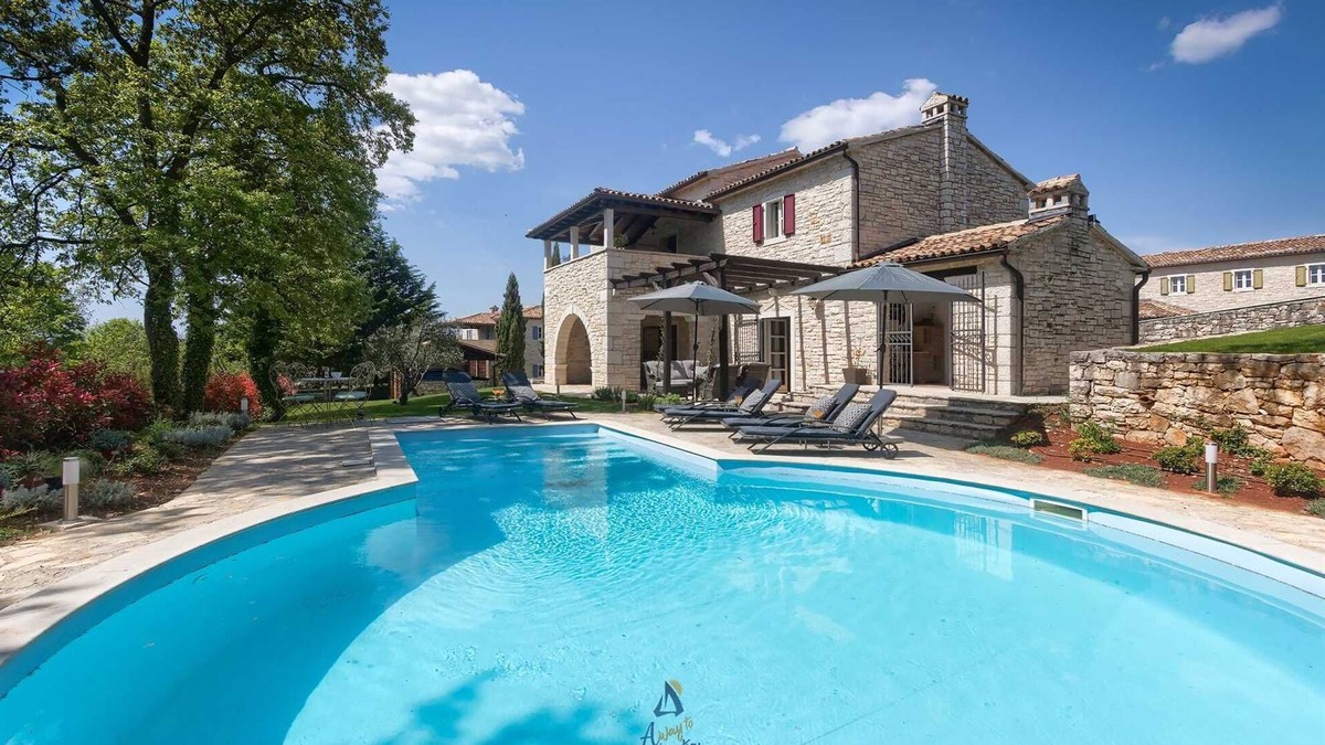 Tinjan Villa | Stone beauty, surrounded by forest, for up to 9 guests