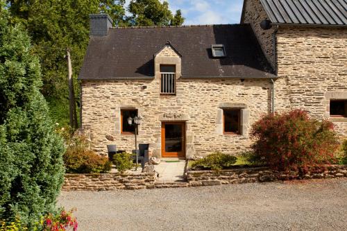 Guegon House | Stone cottage with modern cosy interior near to Josselin