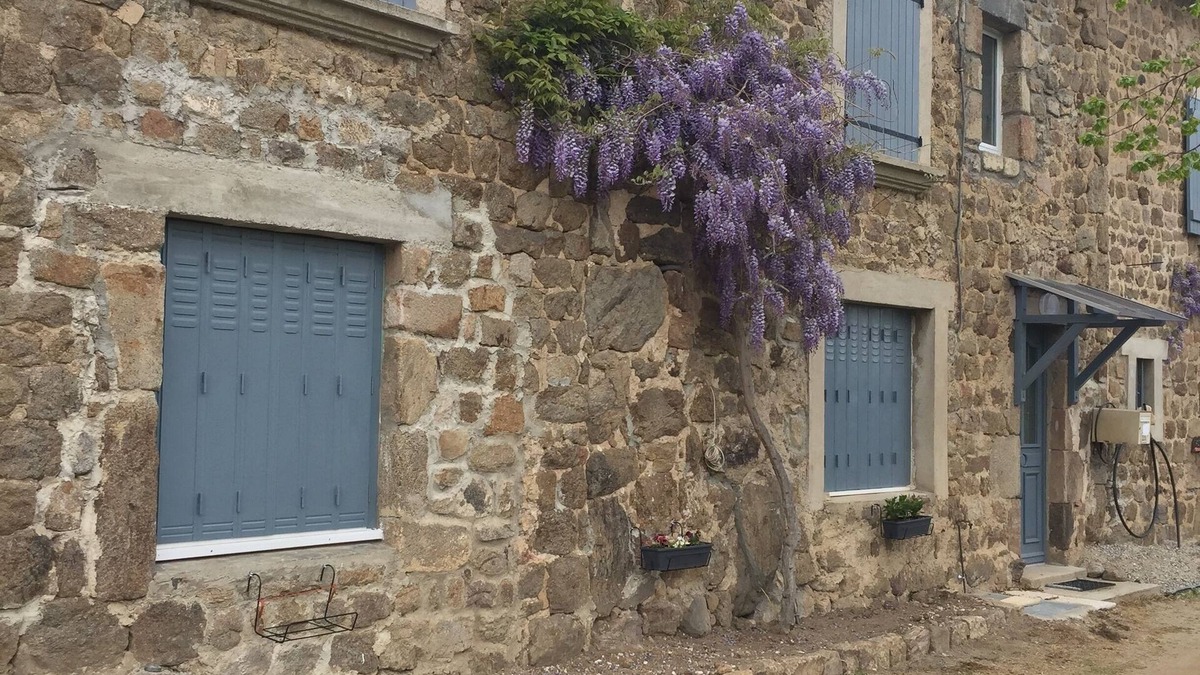Saint-Felicien House | stone country house