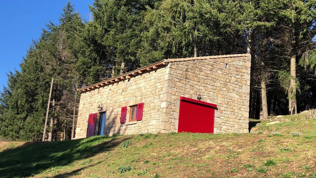 Saint-Apollinaire-de-Rias House | Stone and wood character house in a newly converted sheepfold.