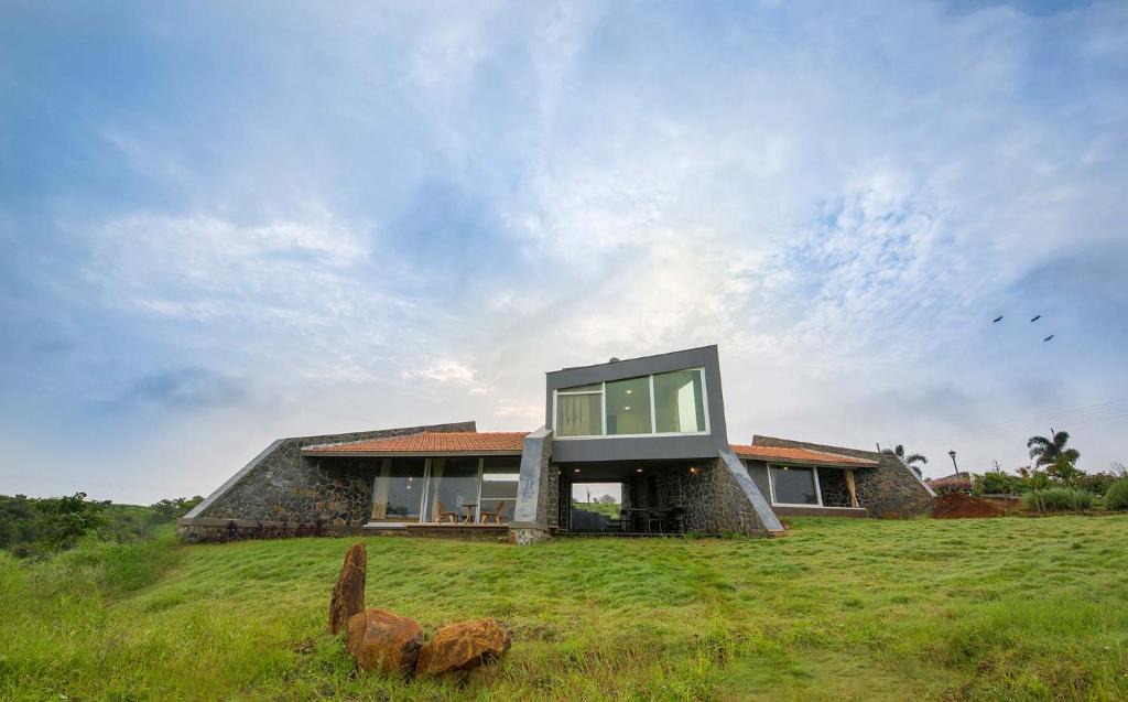Nashik Villa | Stone House Bezze by StayVista with Lake view, Jacuzzi & Lawn - your perfect getaway