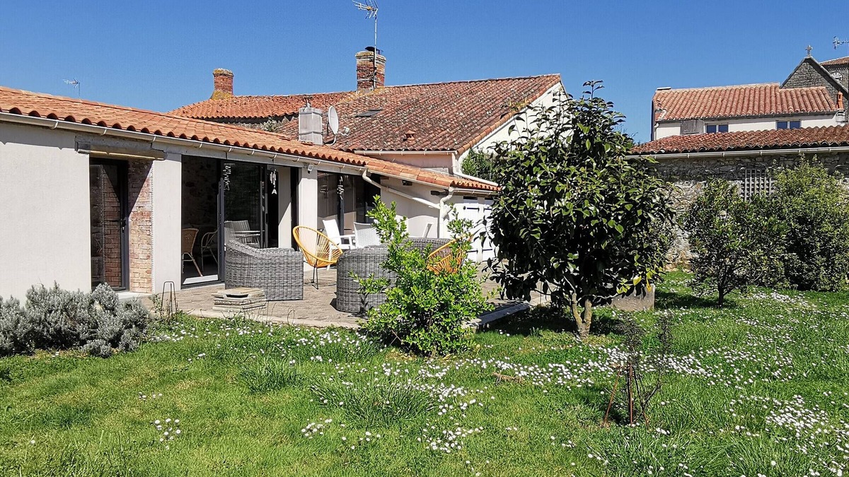 Le Bernard House | Stone House for 6 in Le Bernard, 6.5 km from Beaches