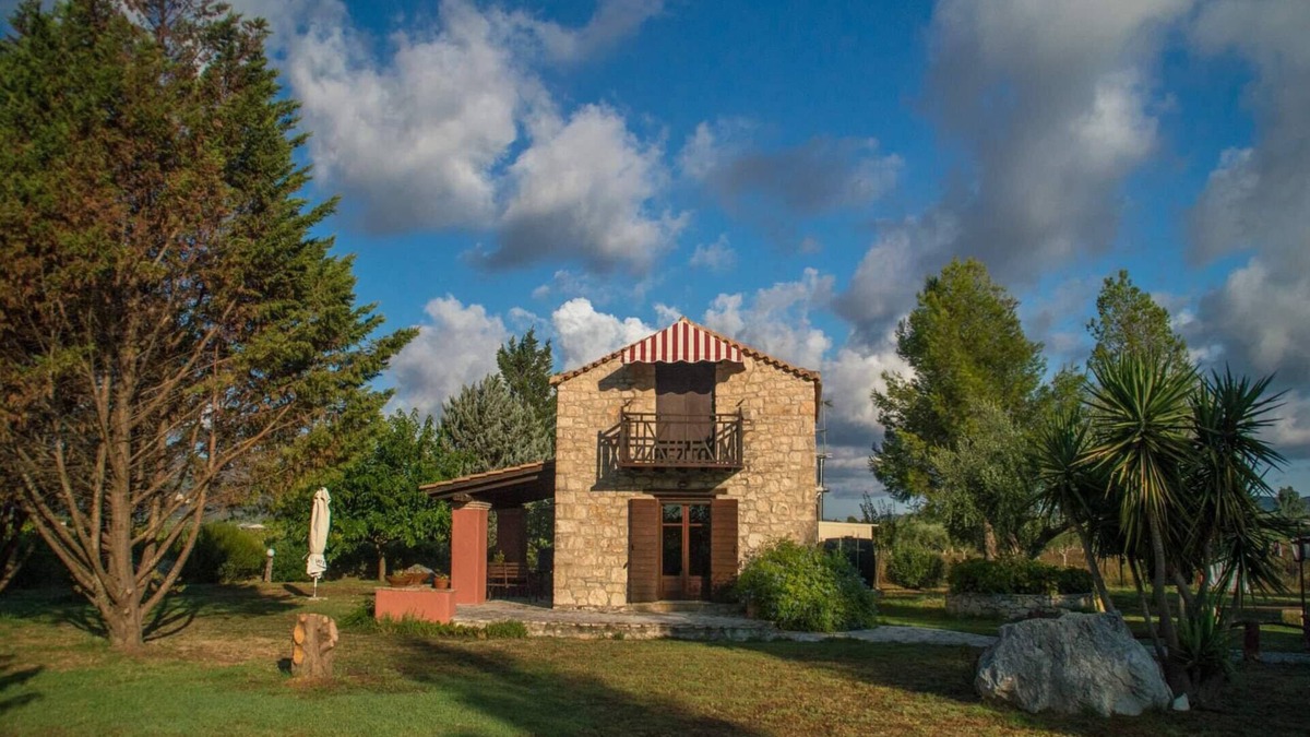 Gaitanion House | Stone House for 6 in vineyard estate
