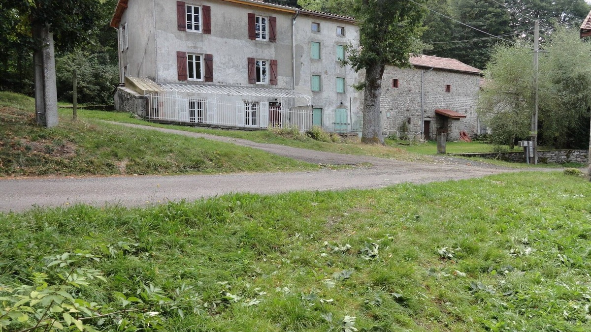 Vollore-Montagne House | Stone house in Auvergne with a renovated interior