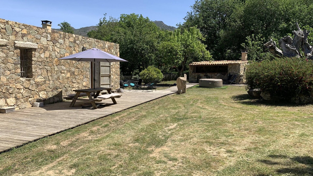 Zilia House | Stone house in the style of a sheepfold. With petanque court and Jacuzzi