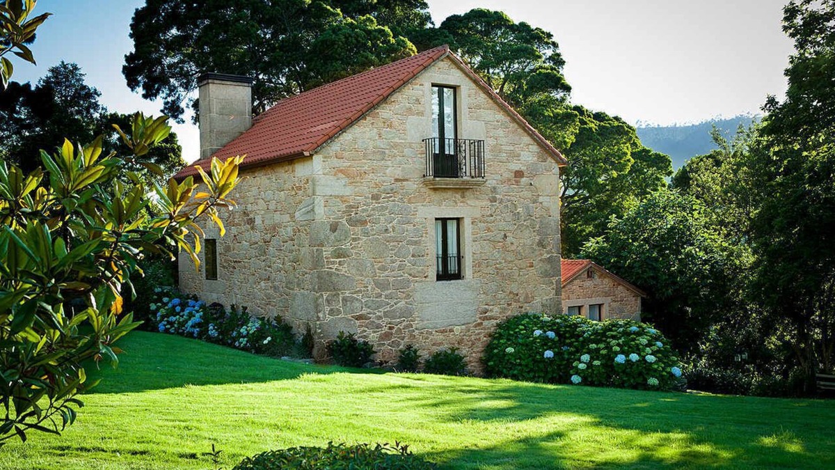 Laxe House | Stone house restored in the middle of nature