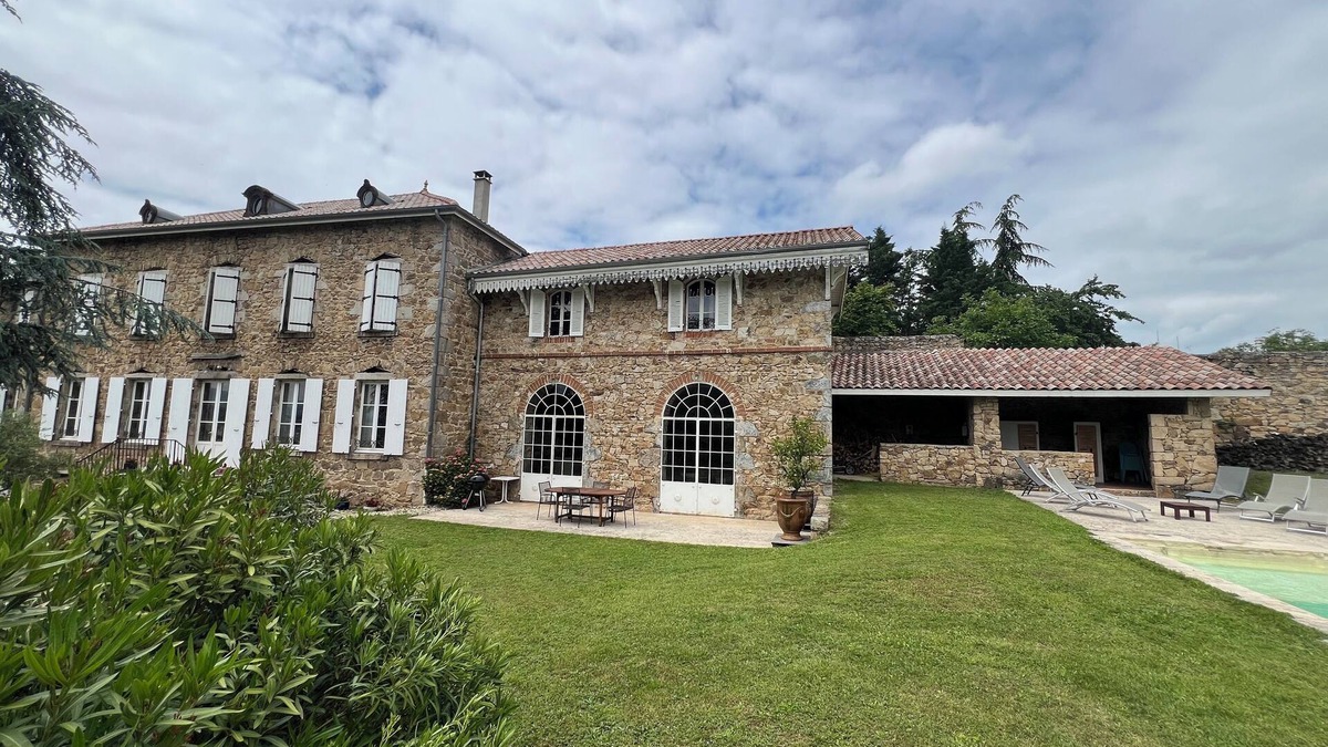 Les Perrieres House | Stone house with large volumes, swimming pool, jacuzzi, garden, games room
