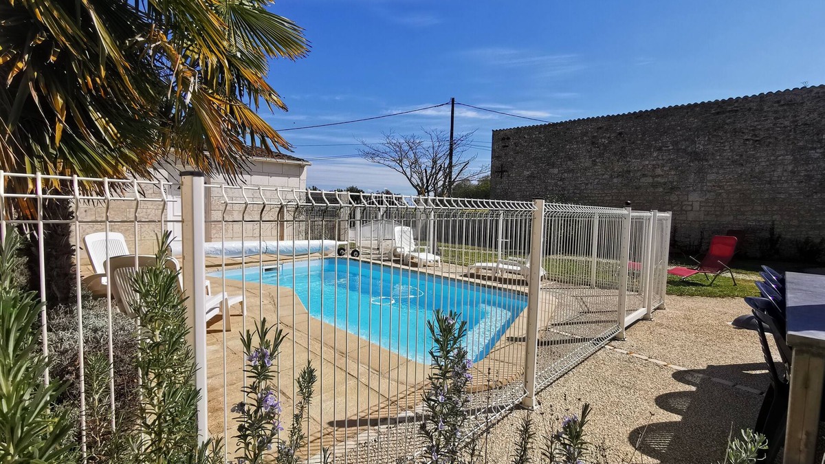 Tesson Cottage | Stone house with private heated swimming pool