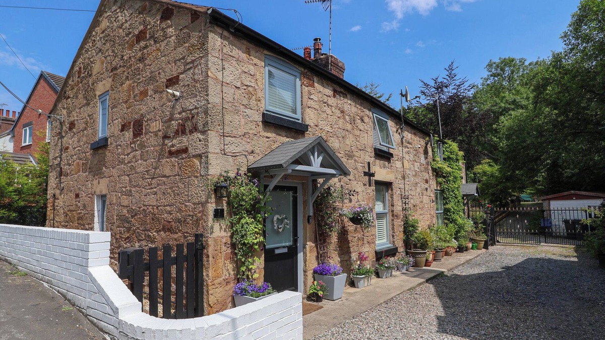 Pontblyddyn Cottage | STONE HOUSES, pet friendly, character holiday cottage in Pontblyddyn