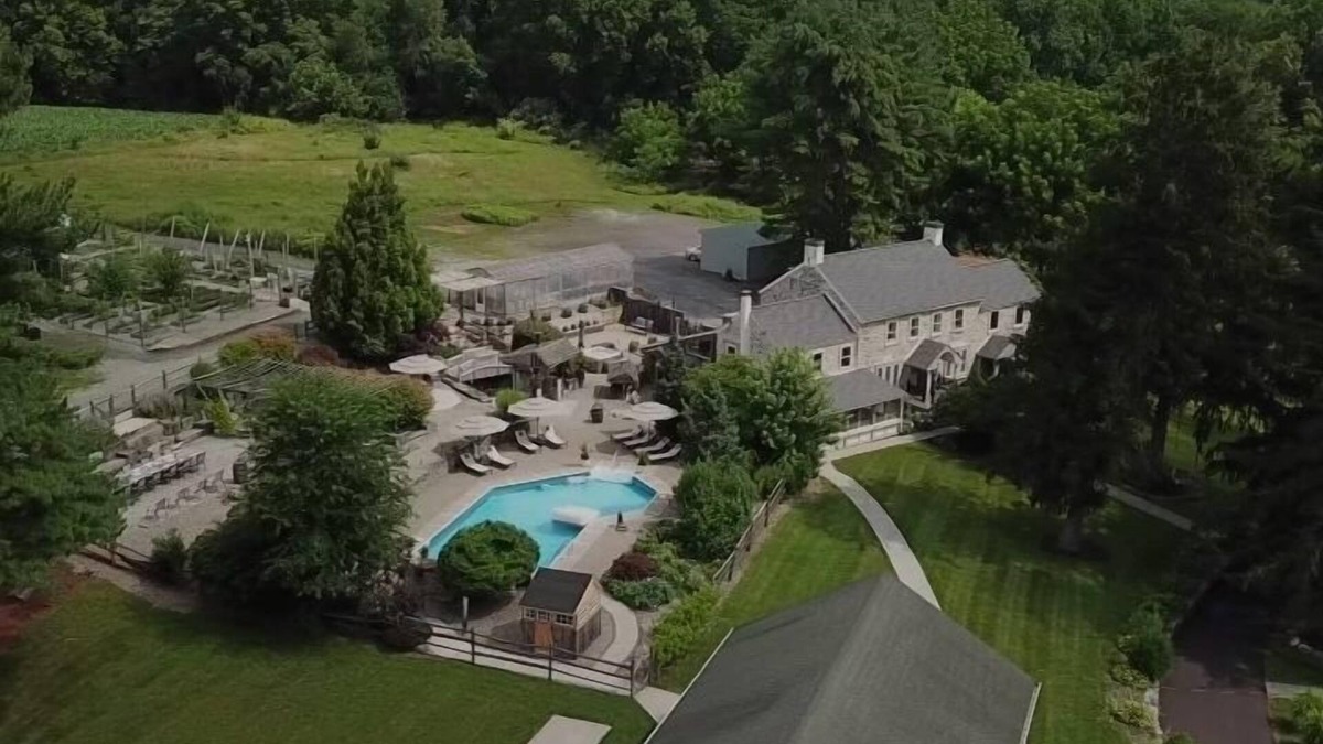 Finesville House | Stone Manor Estate Private pool hot tub, full bar, gym, game room movie theater