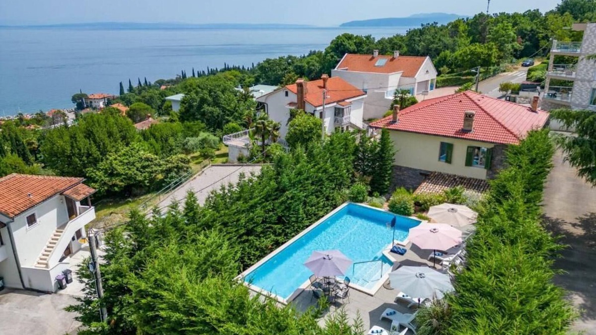 Opatija Villa | Stone villa with large pool, beach, sea view - TRAVELER Reisbeuro Krk. ID 2217