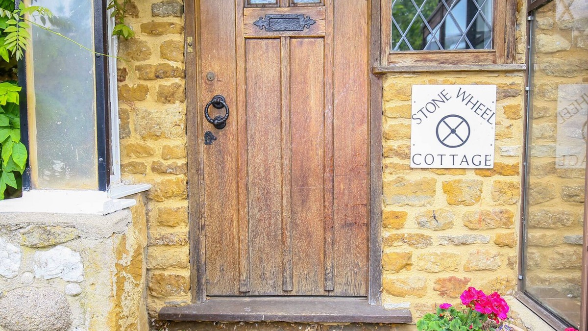 Hook Norton House | STONE WHEEL COTTAGE, pet friendly, with pool in Hook Norton