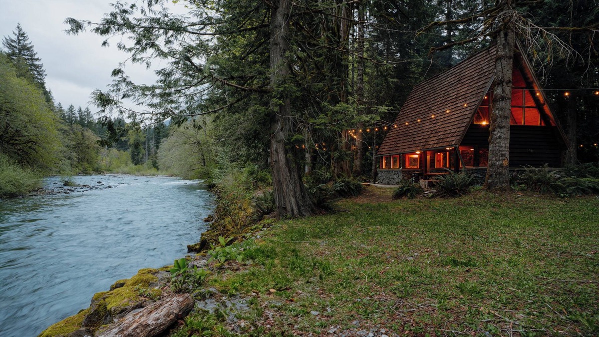 Skykomish Cabin | Stonecutter's Cabin - couples retreat on the river surrounded by nature
