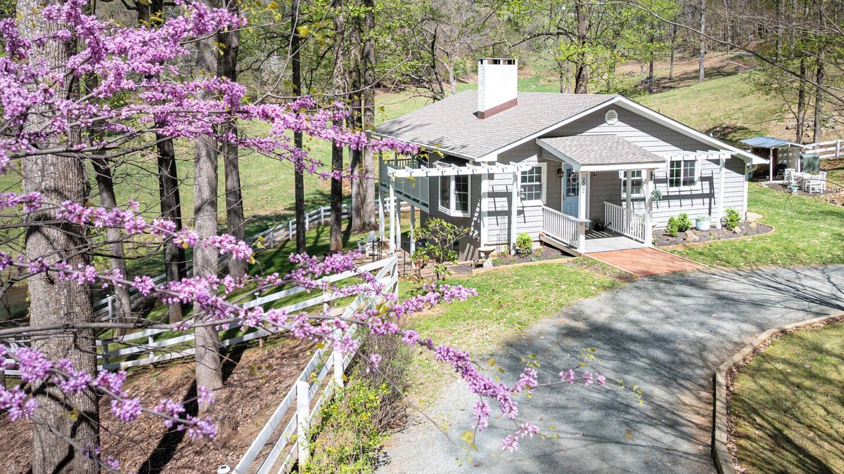 Cobham Cottage | Stonemont Farm Cottage in Keswick near Vineyards!
