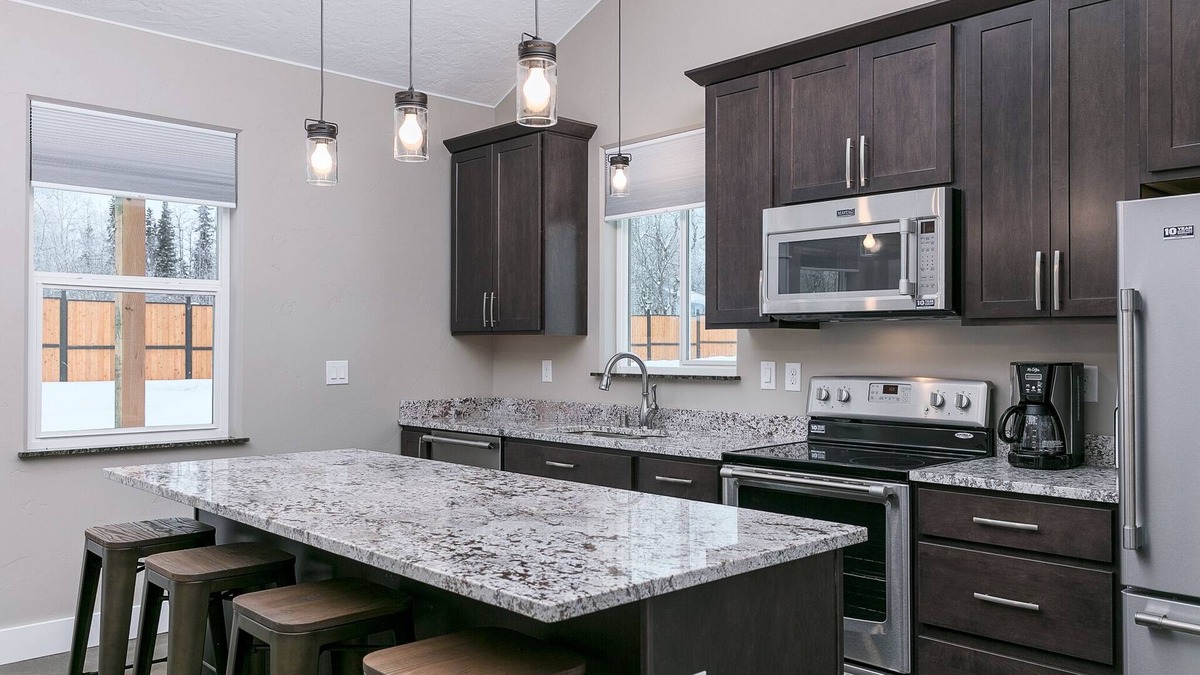 Wasilla Cottage | Stoneridge Place Cottage #1 - Vacation or Executive Retreat 1Br 1Ba Garage!
