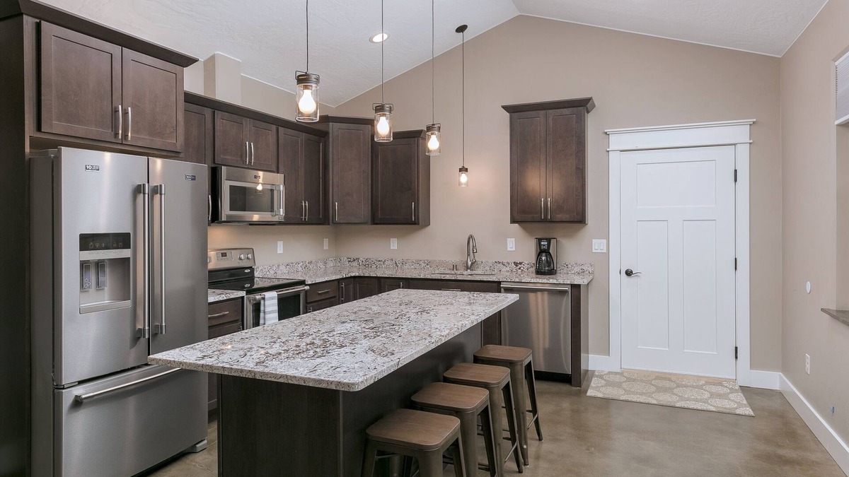 Wasilla Cottage | Stoneridge Place Cottage #2 - Vacation or Executive Retreat 2BR 2BA Garage!