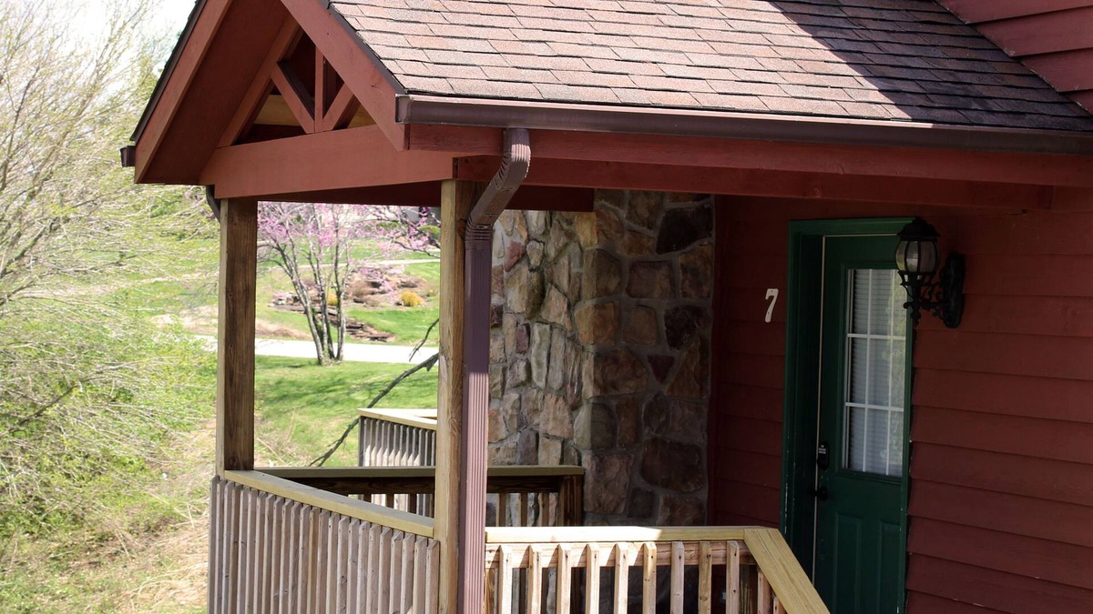 Makanda Cabin | Stones Throw from Giant City Park, Wineries, Hiking, Biking, Hunting and more.