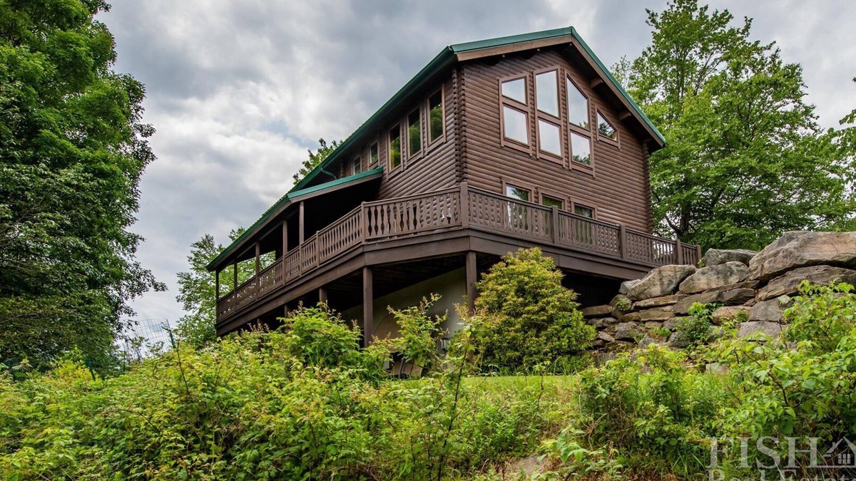 Eagles Mere House | "Stonewall Cabin" is a secluded home with a private pond in Eagles Mere