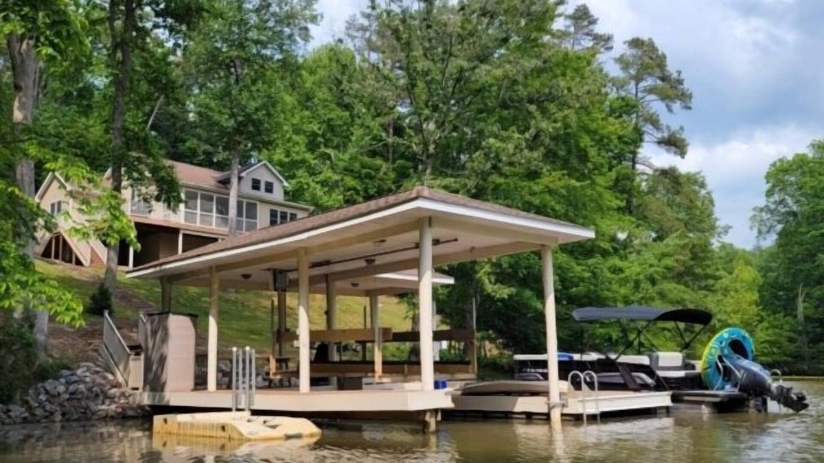 Goodview House | Stoney Creek: Luxury home with Wifi, 2 kayaks, firepit, screened in porch, large dock