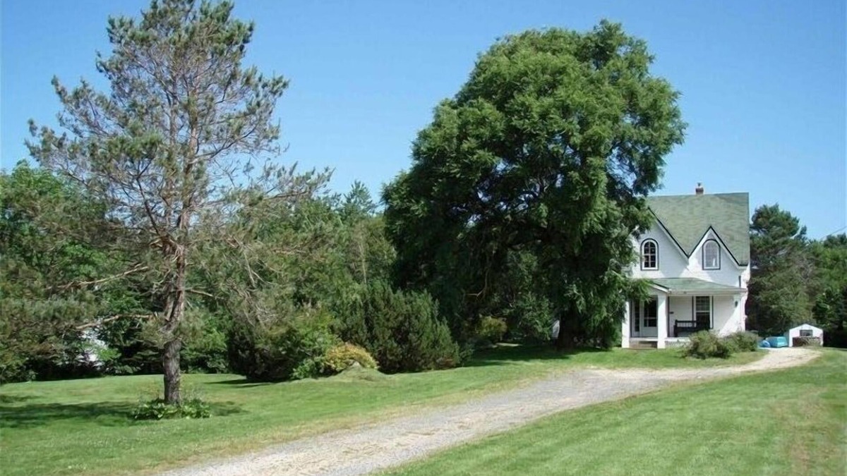 Chester House | Stoneybrook House - historic property on 1.7 acres of land