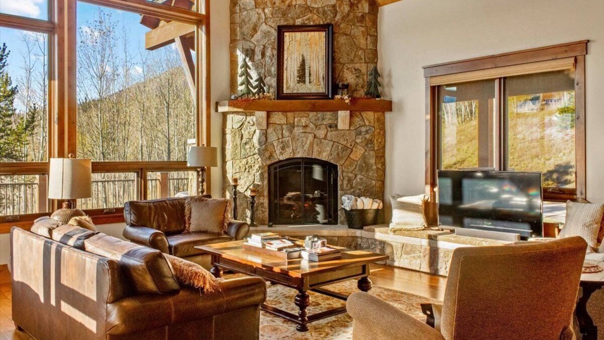 Three Peaks House | Stop here for a Spectacular Family Vacay, Hot tub and more!