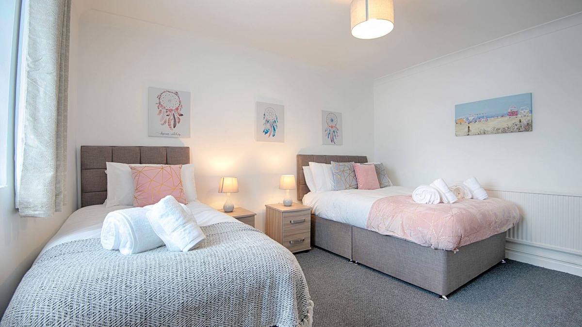 St. Thomas House | Stop Looking! Walk to the City Center - TV in every Bedroom!