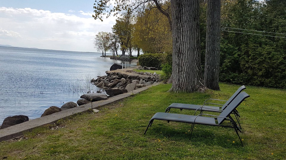 Venise-en-Quebec House | Stopover 471: Tranquility on Lake Champlain