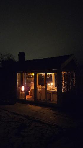 Arendal Villa | Stor enebolig med flott hage og sommerstue