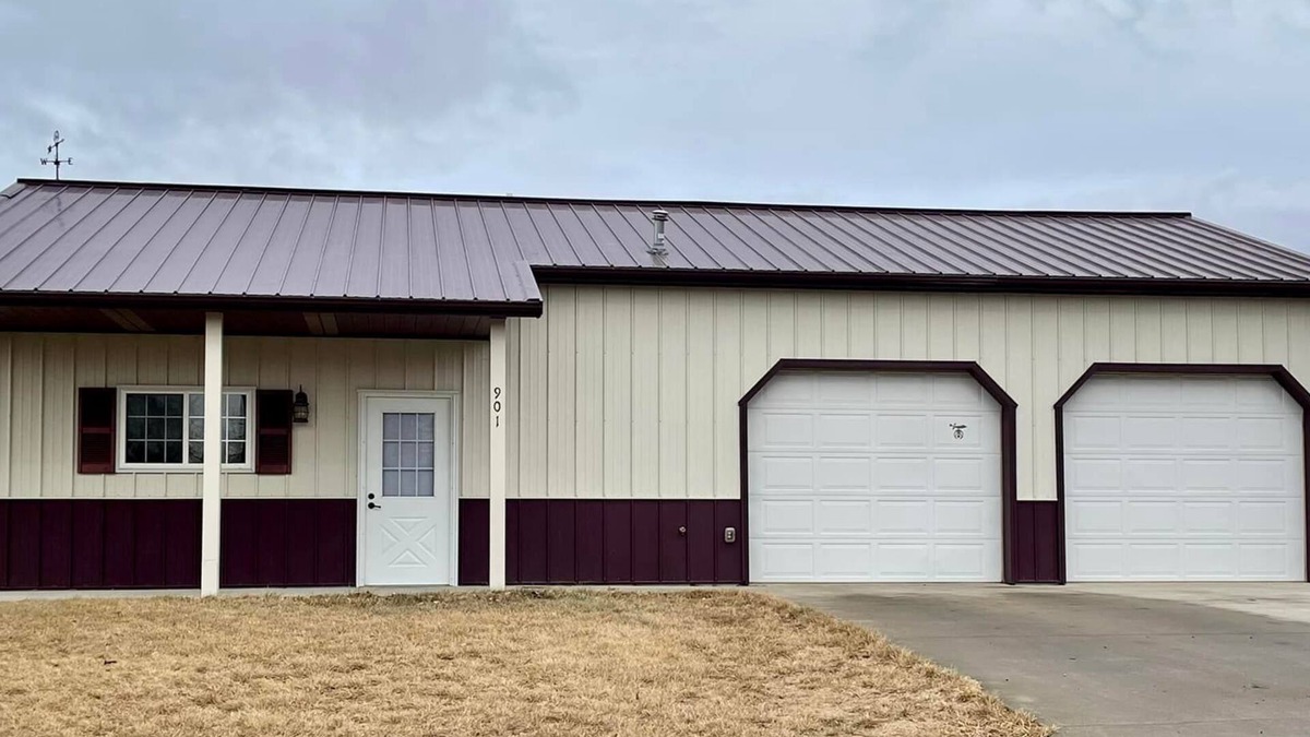Chamberlain House | Store that boat inside! Blocks to boat ramps/Marina & Restaurant
