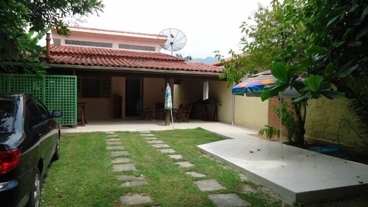 Centro House | Storey house on 300m2 of land with terrace, 4 bedrooms, 3suit. bbcue and shower
