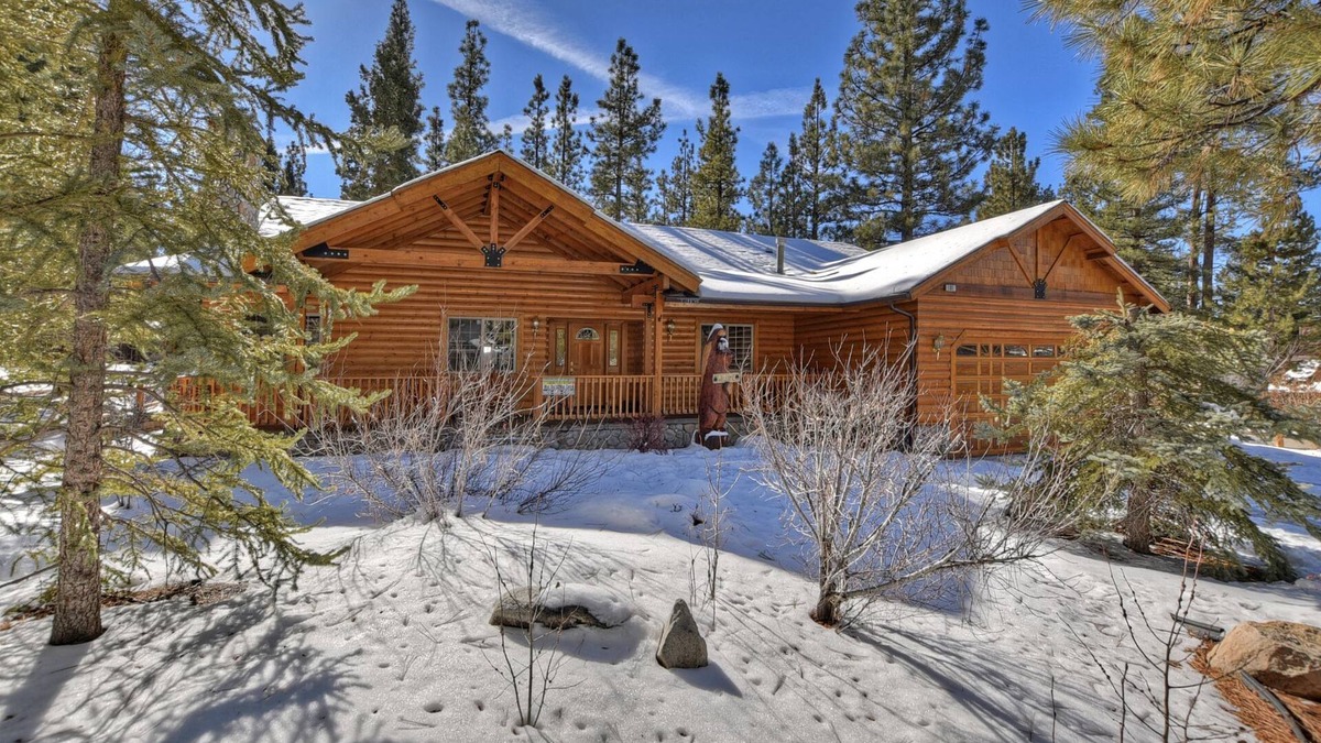 Eagle Mountain Estates Cabin | Stork and Bear Cabin by Destination Big Bear : Luxury Log Home in Eagle Mountain Estates! Pool Table!