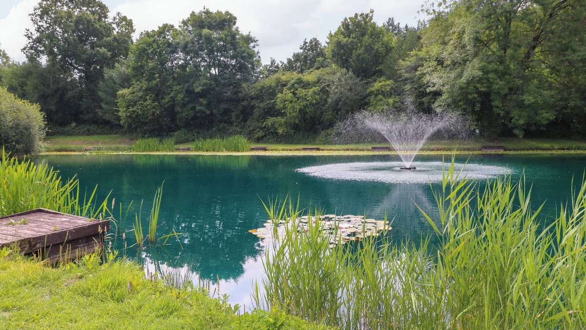 Swannington Cottage | STORK LODGE, family friendly, with hot tub in Coalville
