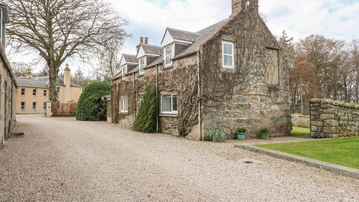 Aberdeen Cottage | STORKERY COTTAGE, pet friendly, with open fire in Peterculter