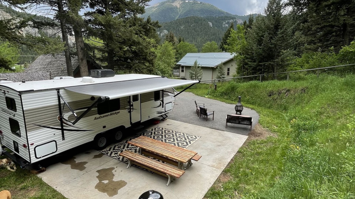 Gallatin Gateway House | Storm Castle Glamping - Pet Friendly