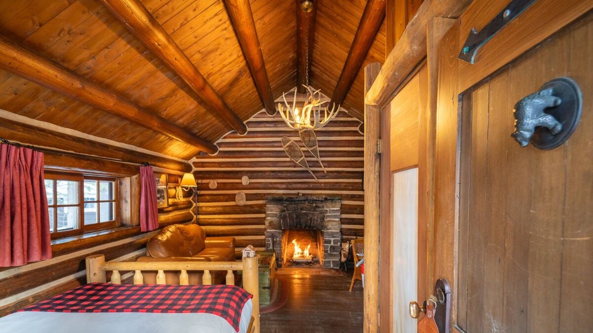 Castle Junction Cabin | Storm Mountain Lodge Cabins & Dining