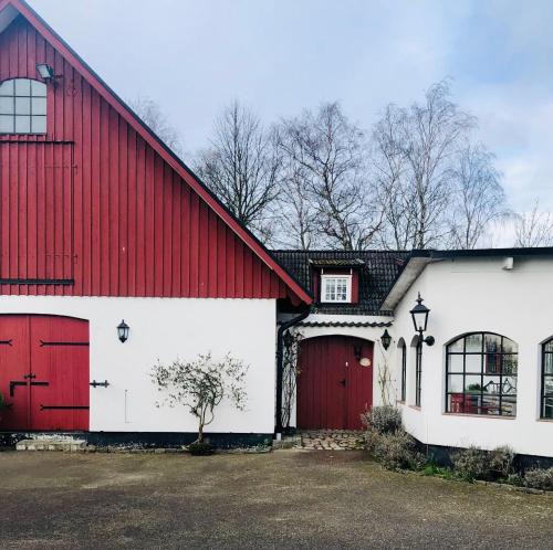 Hollviken Apartment | Stort rymligt boende med två sovrum och pentry i lantlig miljö