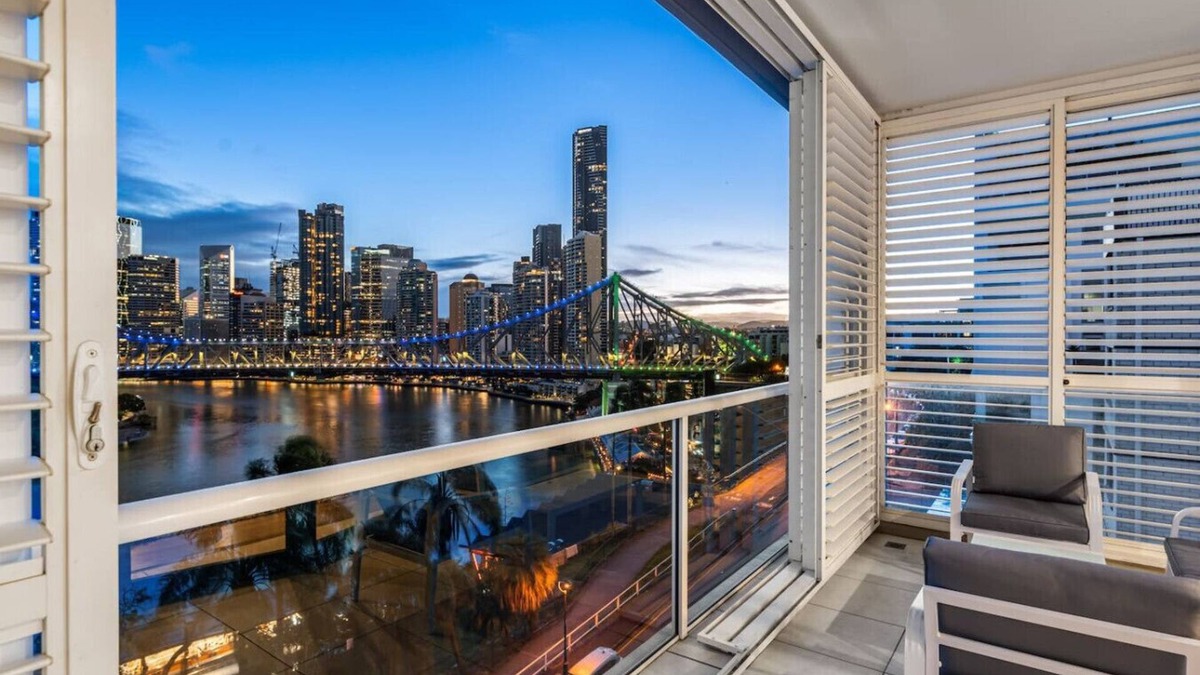 New Farm Apartment | Story Bridge & Riverview | 2 Carparks | Modern Apt