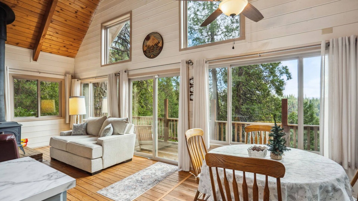Croft Cabin | Storybook Cabin 3-bedroom cabin in tranquil Pioneer - Near Kirkwood & Snow!