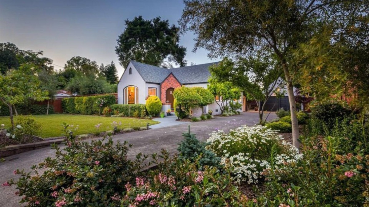 Junior College Neighborhood Association House | Storybook Cottage in the heart of wine country