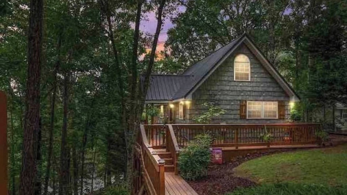 Sylacauga Cottage | Storybook Cottage on Lay Lake