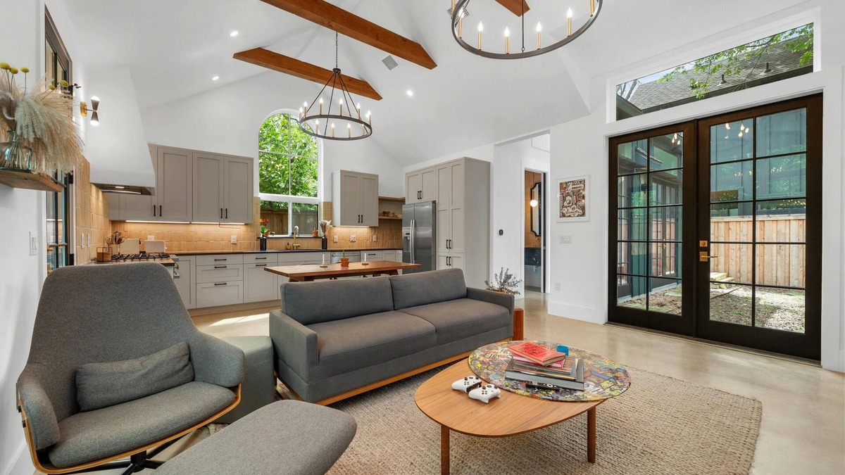 Govalle House | Storybrooke Tudor + Pool - Emerald!