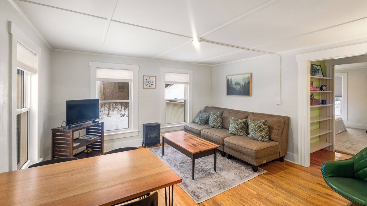 Morrisville Condo | Stowe Lofts-Cozy 2-bedroom condo, peaceful, 5 minutes to Stowe, Fast WiFi