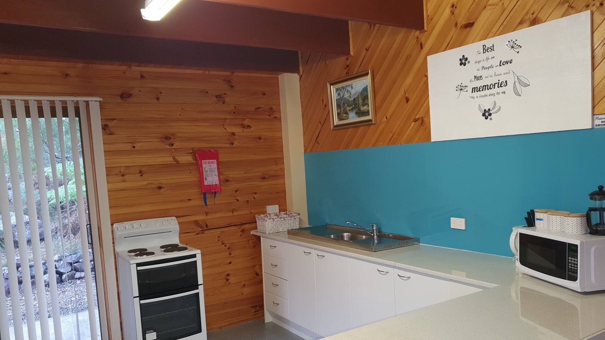Claude Road Bed & Breakfast | Stowport 3 Bedroom Cottage