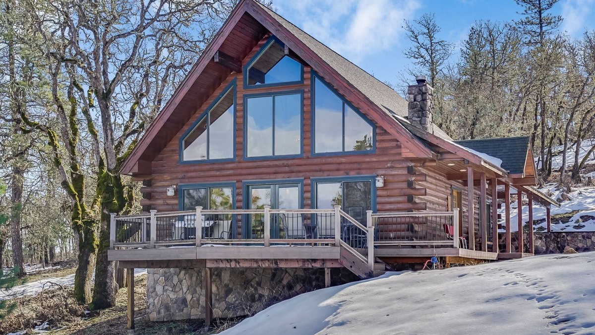 Lyle House | Straight From The Heart, Cozy Log Cabin at Hartland Lake Near Lyle
