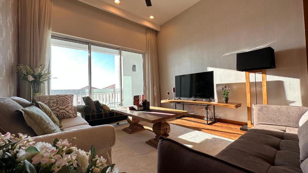 Seri Tanjung Pinang Apartment | Straits Quay Highest & Spacious Seaview Suite - 2