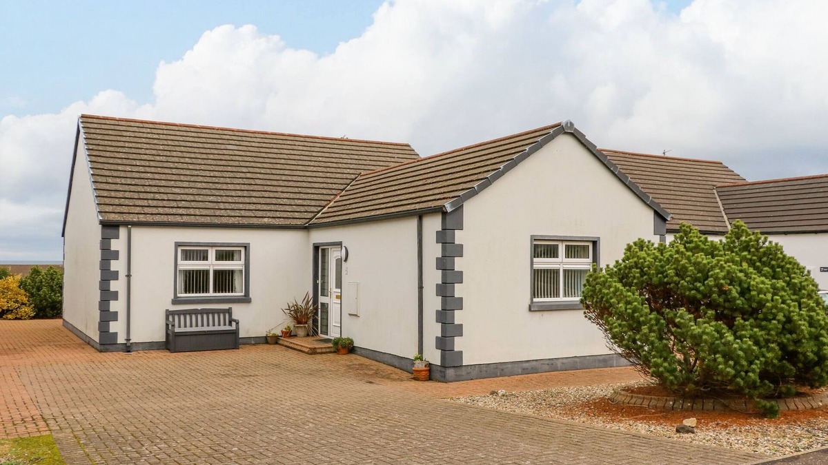 Castlerock Cottage | STRANDVIEW, pet friendly, country holiday cottage in Castlerock