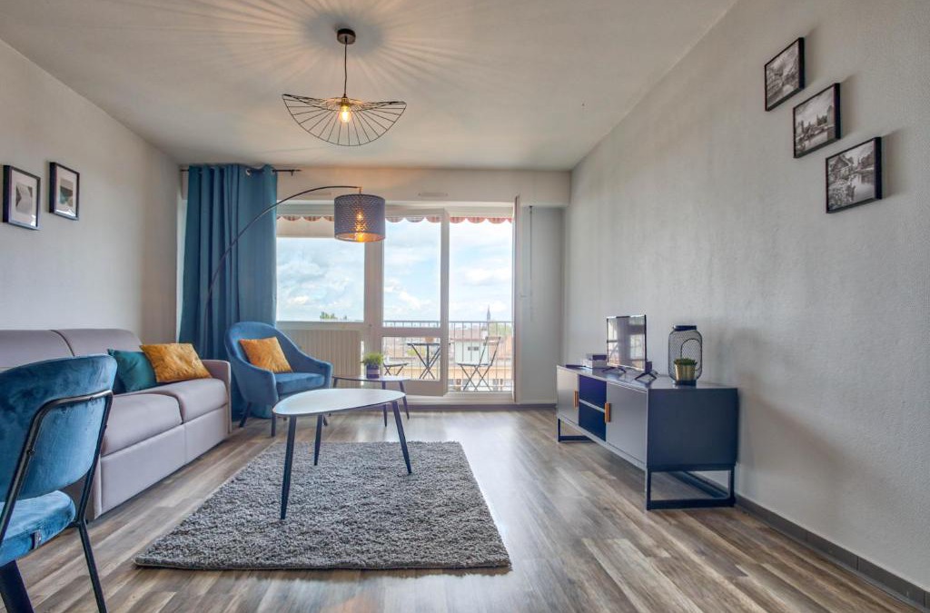 Koenigshoffen Est Apartment | Strasbourg Urban Chic Cathedral View - parking, tram, 8 min city center