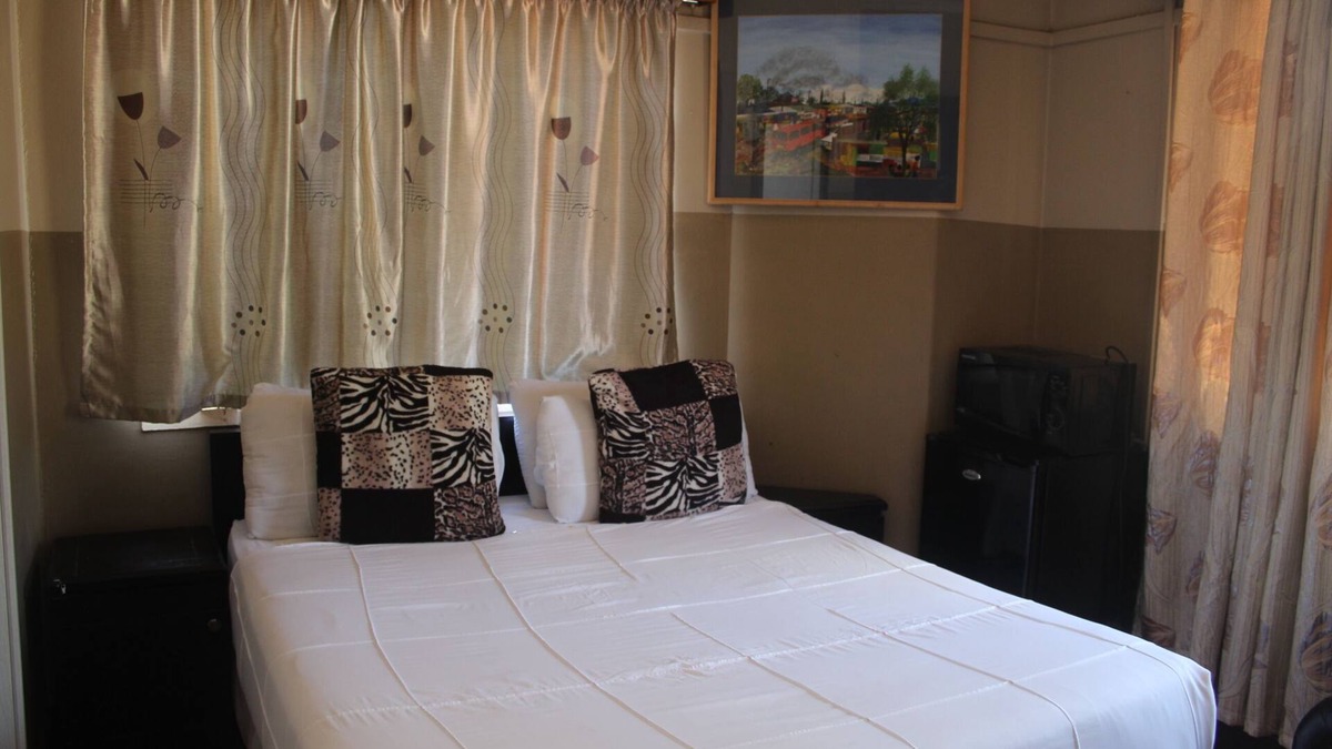 Greater Johannesburg Metropolitan Area Hotel | Strategic Location,15mindrive to ORTambo airport, the park town and the City Zoo
