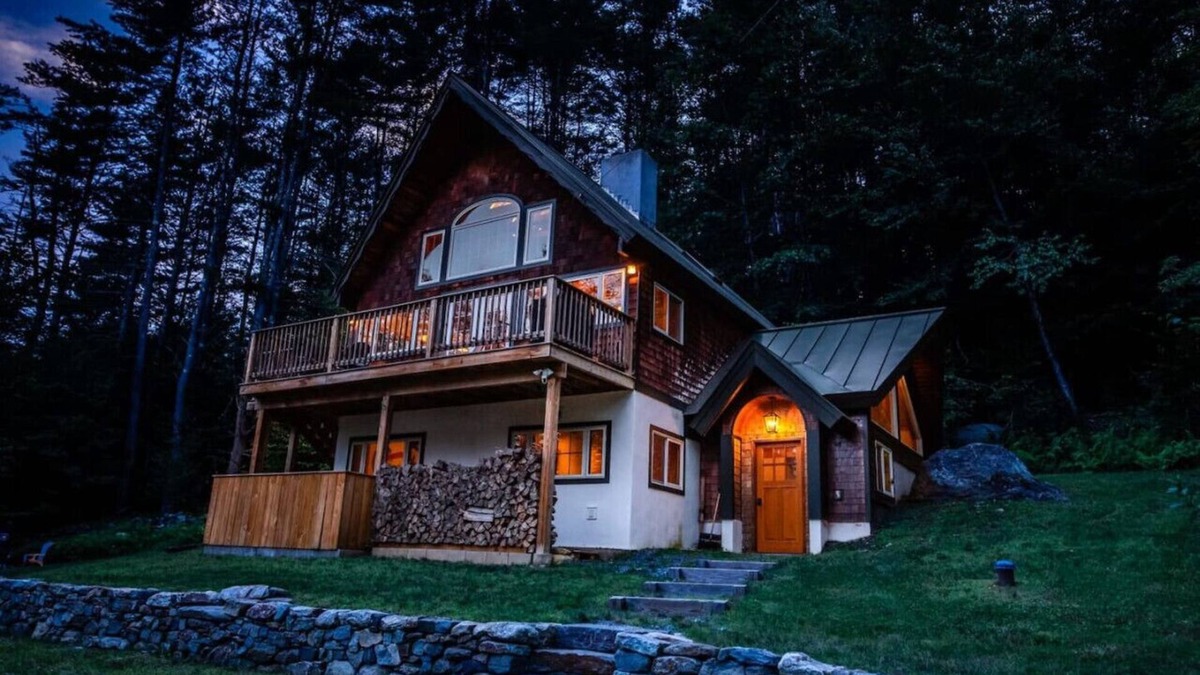 Jamaica Ski Chalet | Stratton Mountain Escape w Hot Tub|Deck|Projector
